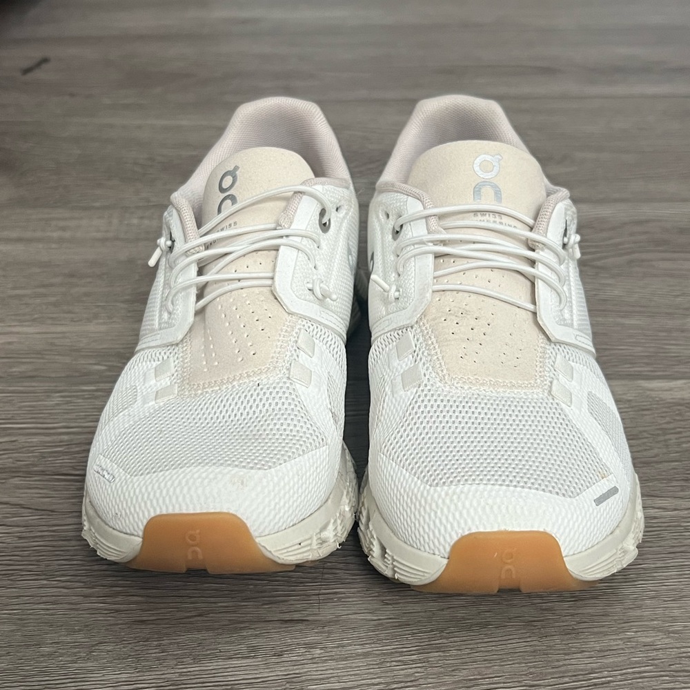 Womens on cloud running shoes. Only worn 3 times.